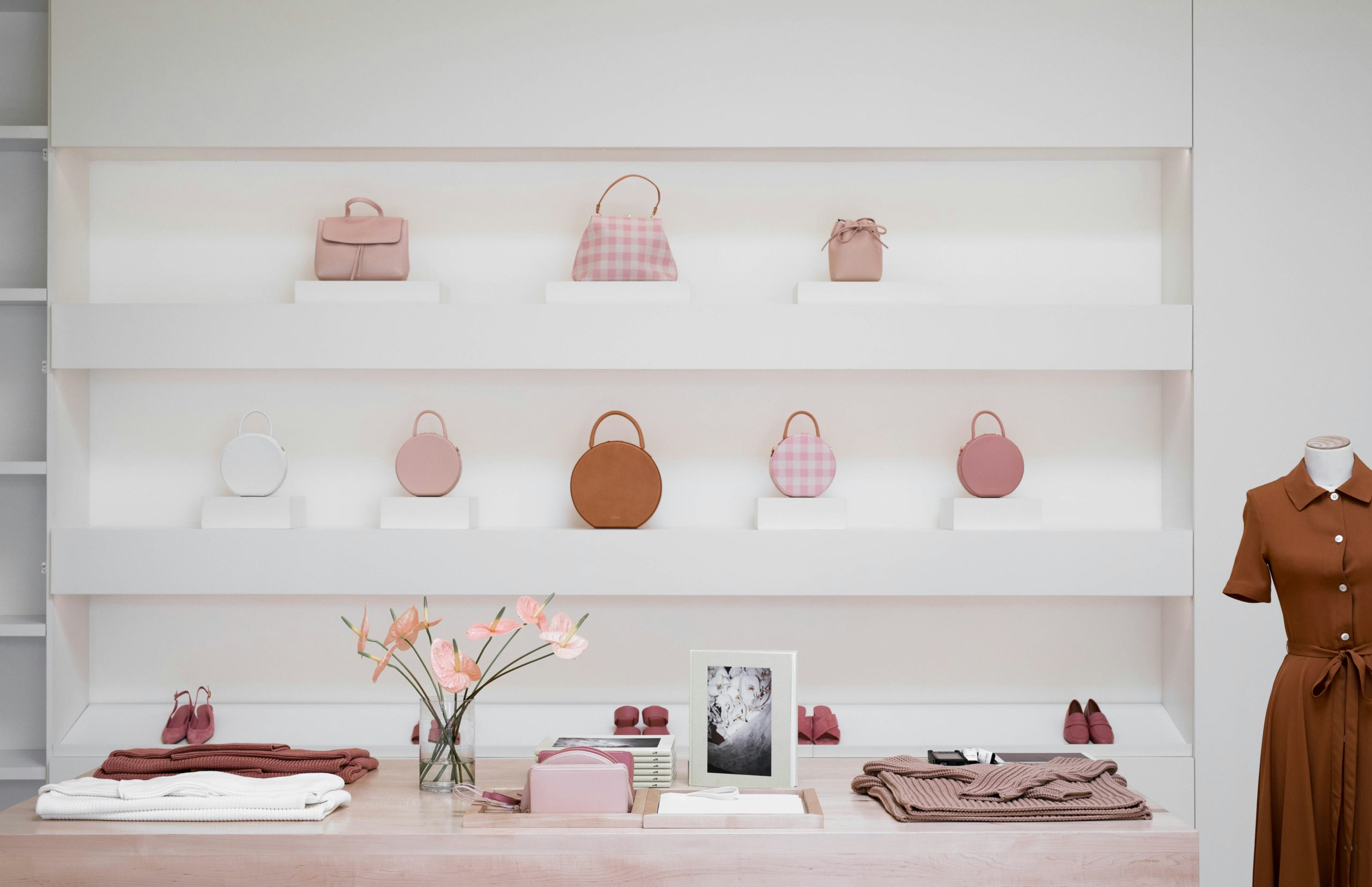 Advanced Synthetic Intelligence Fashion Assistants Personalizing Interactions